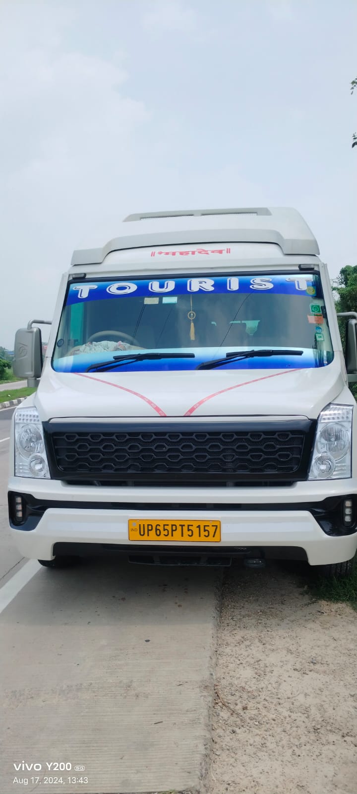 Tempoo traveller maharaja 20 sitter